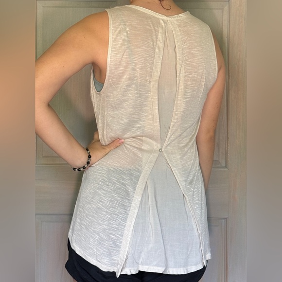 Cream colored Flowy tank top - Picture 5 of 8